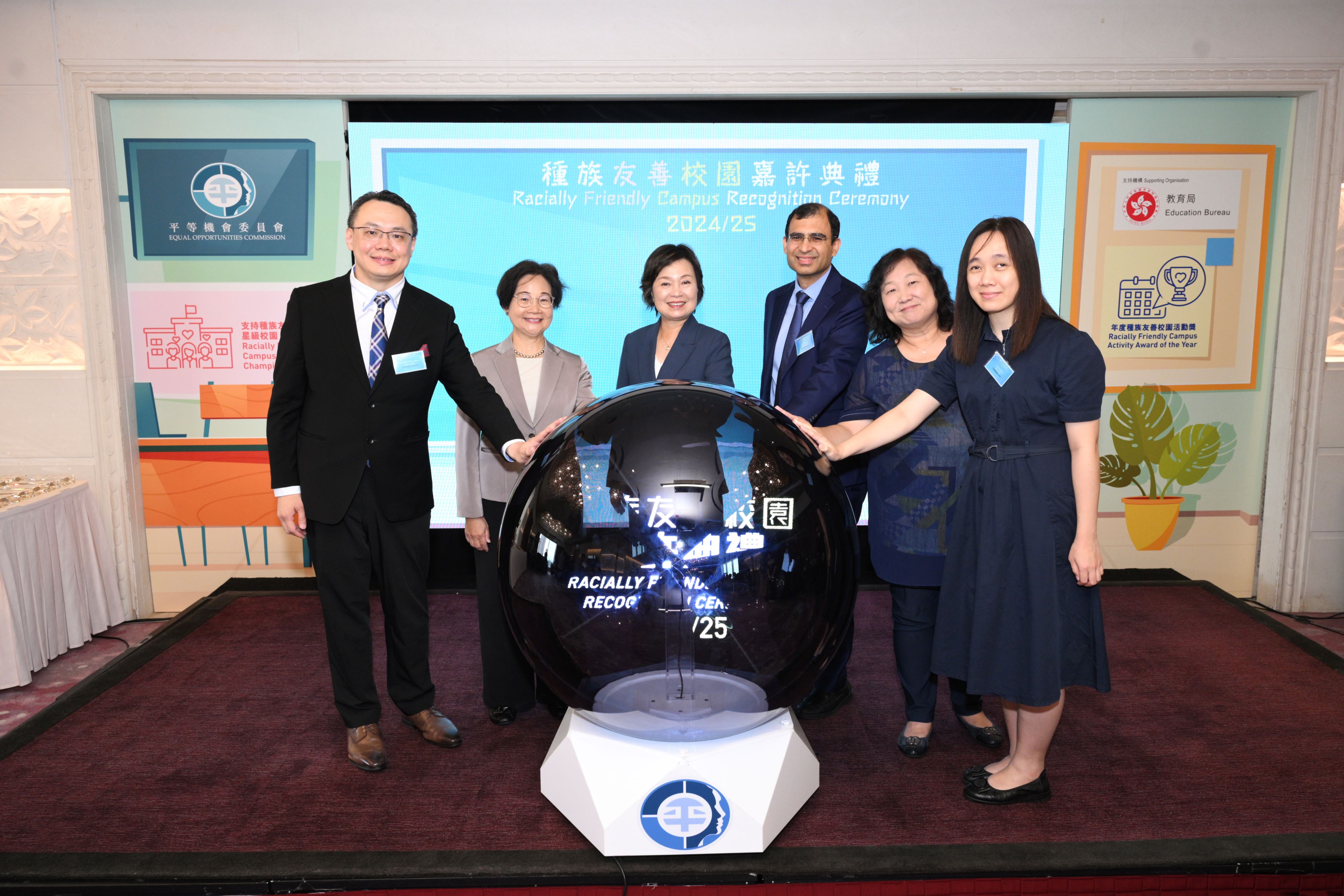 The Equal Opportunities Commission (EOC) today (4 July 2025) held a recognition ceremony to commend schools participating in the 2024/25 Racially Friendly Campus Recognition Scheme for their achievements in implementing racial inclusion initiatives. Dr CHOI Yuk-lin, Secretary for Education of the Government of the Hong Kong Special Administrative Region (third left), EOC Chairperson Ms Linda LAM Mei-sau (second left), EOC members Mr Vishal MELWANI (third right), Ms Queenie CHAN Lai-kwan (second right), Miss Shirley TO Shuk-yi (first right), and Dr Vincent WONG Wai-lun (first left) officiated at the event.
